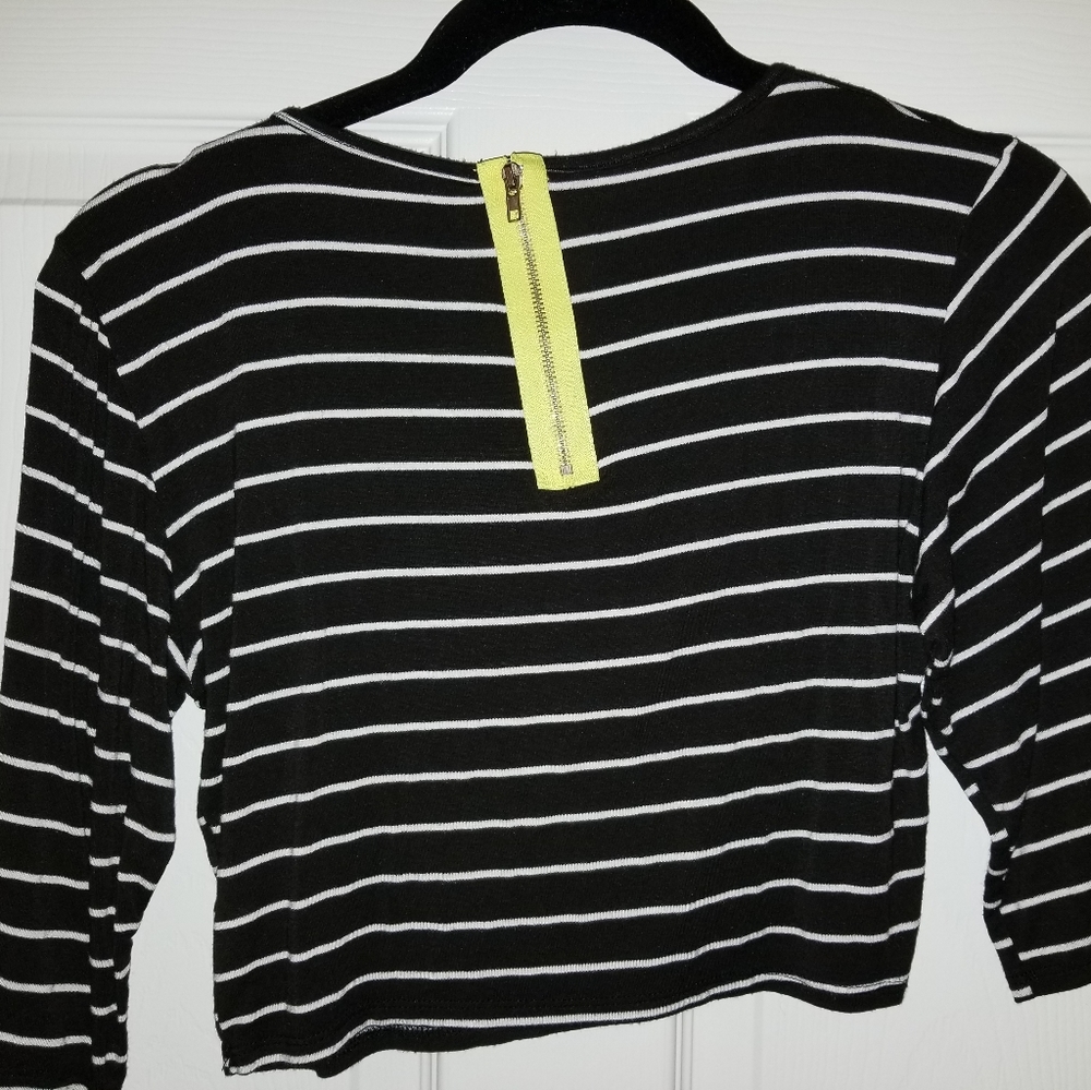 🖤B. Jewel black and white stripped crop top